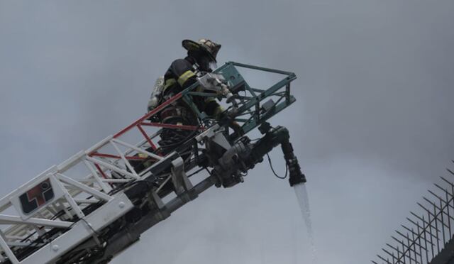 Los bomberos realizan esfuerzos para controlar el incendio, que se inició pasadas las 10 a.m. en un almacén de plásticos y productos químicos, entre la calle Manuel Angosto y la avenida Maquinarias, en el Cercado de Lima | Foto: Anthony Niño de Guzmán/@photo.gec