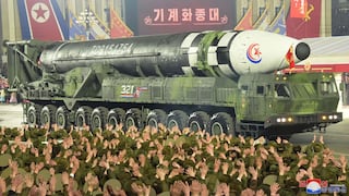 Corea del Norte exhibe en desfile gran número de misiles balísticos bajo la mirada de Kim Jong Un