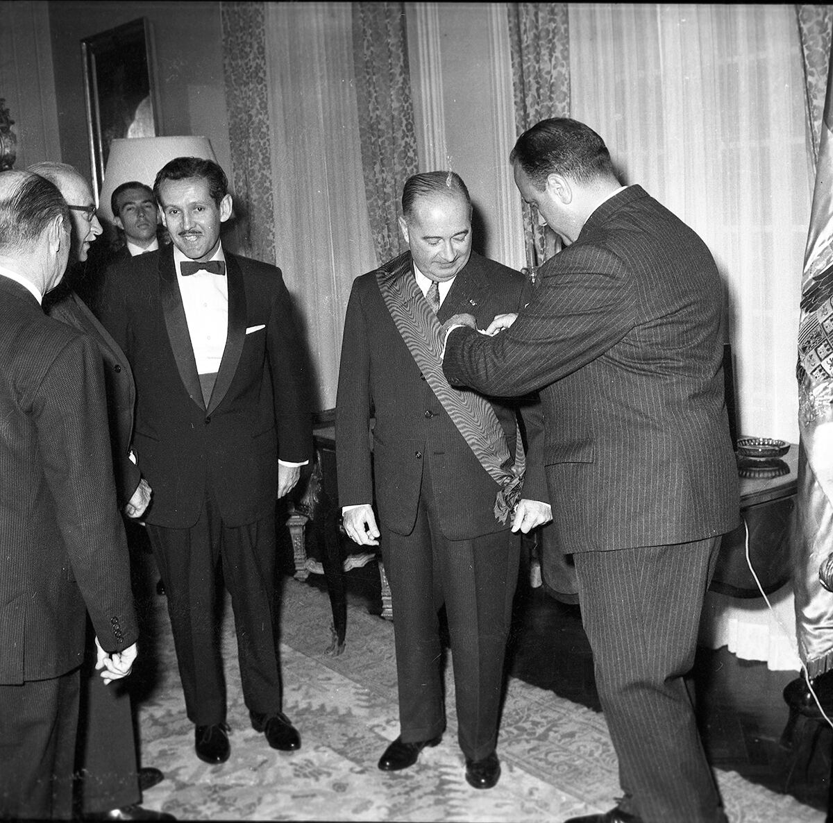 Imagen del 27 de julio de 1963, cuando Aurelio Miró Quesada recibió la condecoración española de la Gran Cruz de Alfonso "El Sabio". (Foto: Archivo Histórico de El Comercio)
