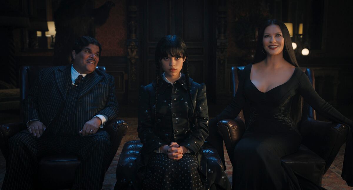Luis Guzmán, Jenna Ortega, Catherine Zeta-Jones en "Merlina".