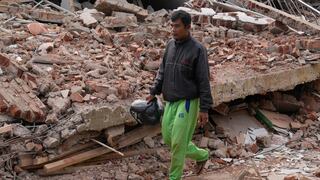 “Mi vida de repente cambió”, un hombre sobrevivió al terremoto en Indonesia pero perdió a 11 de sus familiares
