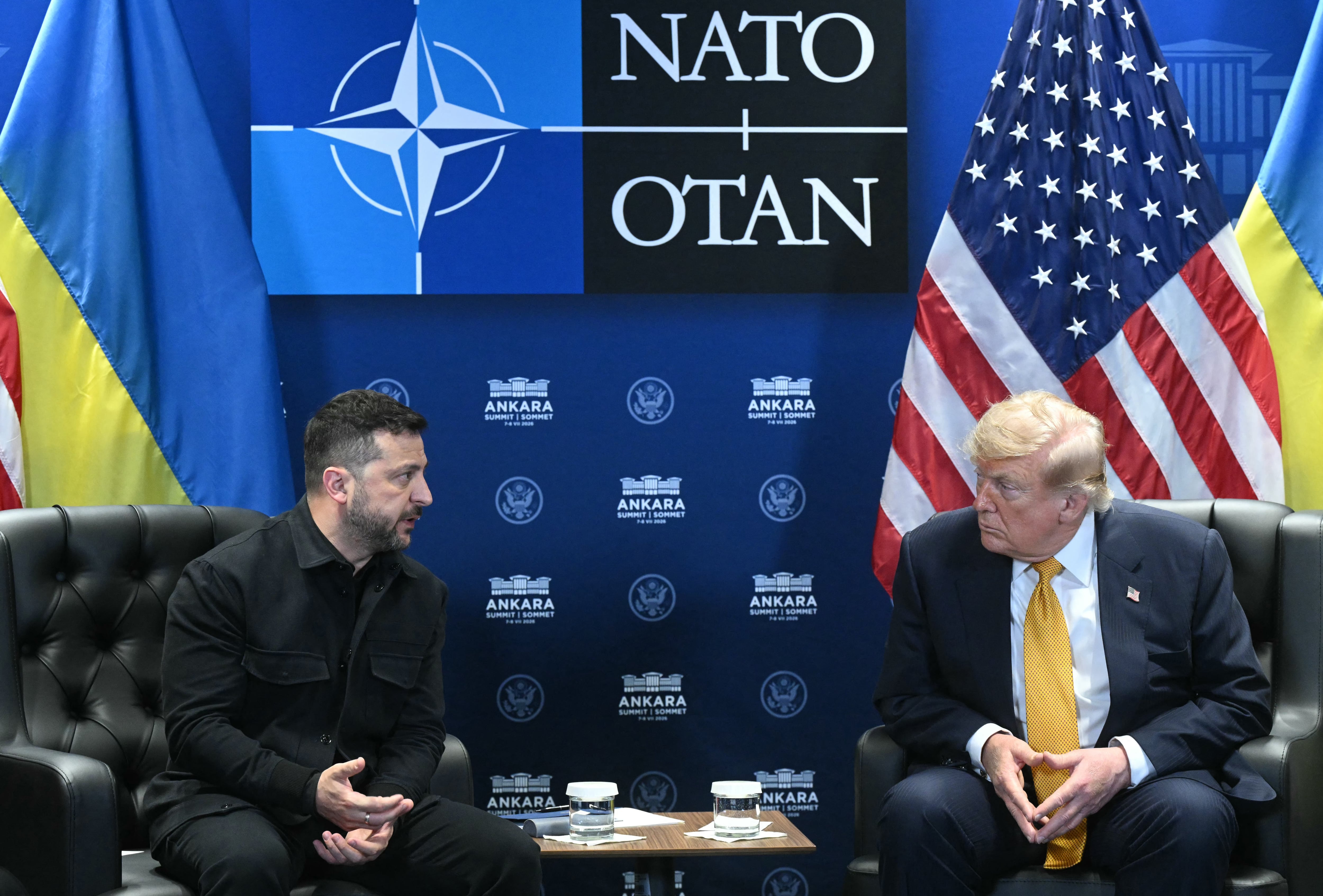 El presidente de Ucrania, Volodymyr Zelensky, se reúne con el presidente de Estados Unidos, Donald Trump, en la Cumbre de la OTAN, celebrada en el Complejo Presidencial de Bestepe, en Ankara, el 8 de julio de 2026. (Foto de SAUL LOEB / AFP).