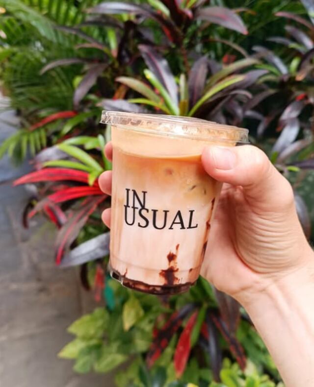Un clásico en la cafetería Inusual es el latte iced. La mezcla entre café, leche y opciones de jarabes de vainilla o caramelo le dan el toque especial. (Foto: Inusual / Instagram)