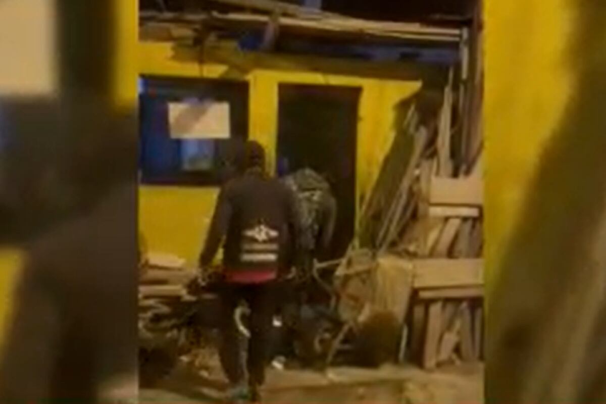 La vivienda funcionaba como laboratorio clandestino y punto de venta de droga. (Foto: Captura/América Noticias)