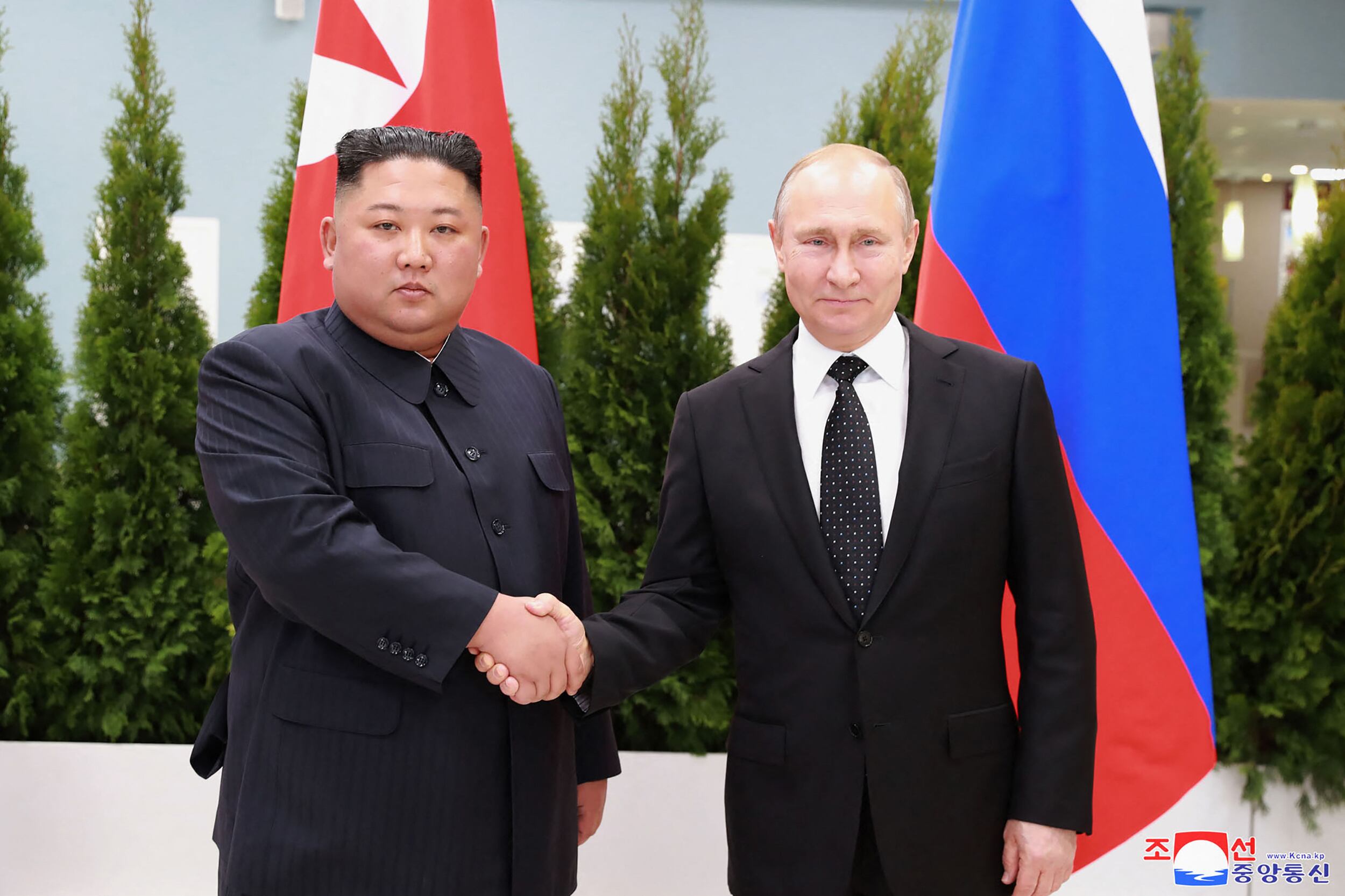 Imagen de archivo | El presidente ruso Vladimir Putin (R) y al líder norcoreano Kim Jong Un (L). (Foto de KCNA VIA KNS / KCNA VIA KNS / AFP)