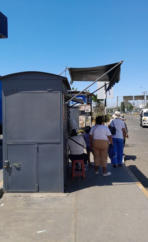 Paradero sin techo en Tomás Valle con Dominicos. Foto: César Bueno.