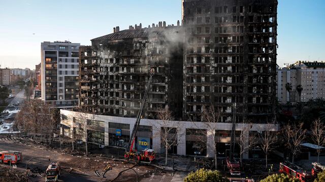 Valencia, la ciudad española sobrecogida por la tragedia de un incendio infernal