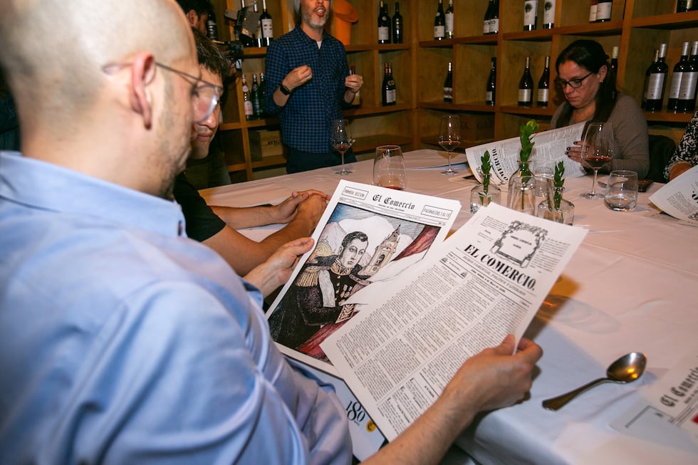Nuestro suscriptor junto a sus portadas históricas.