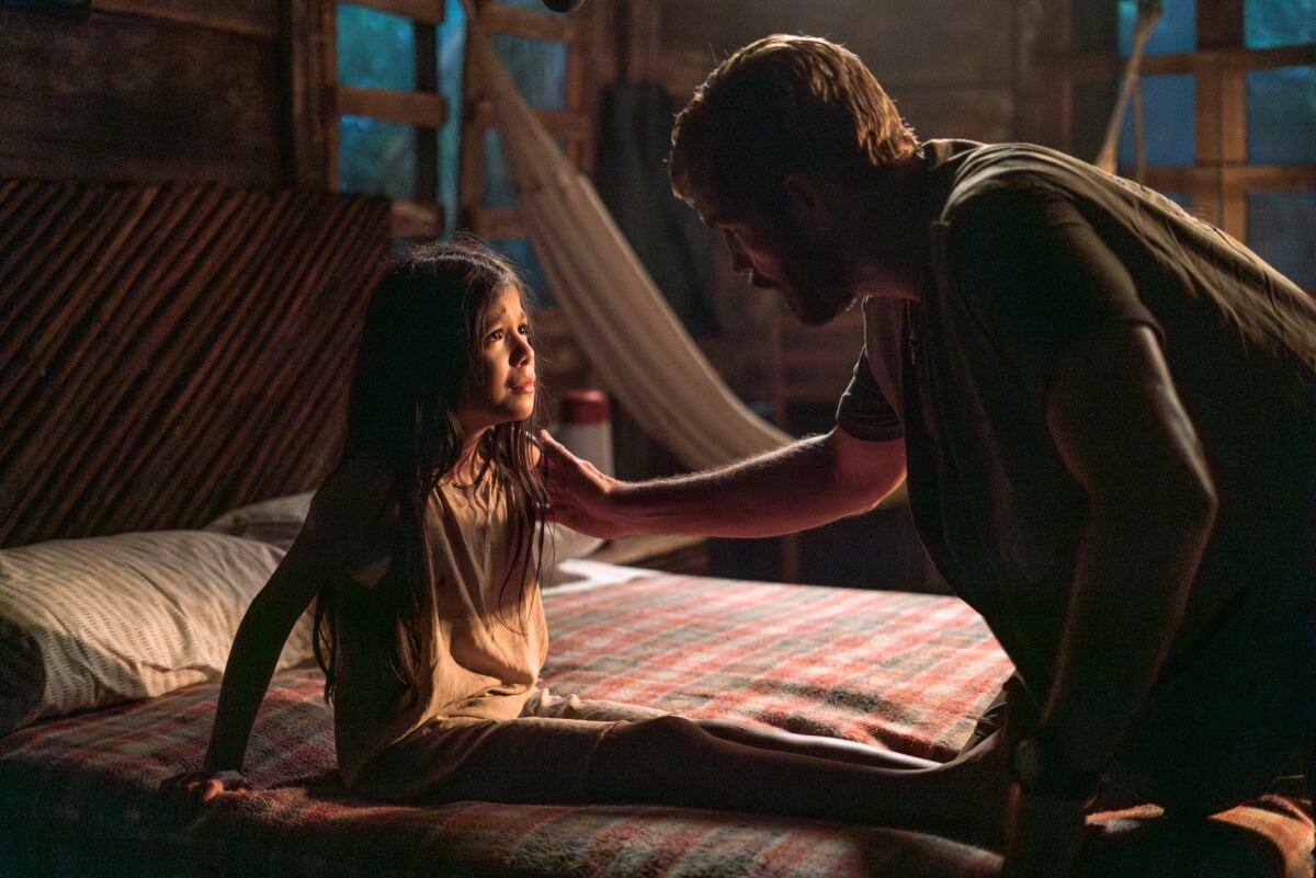 Cristal Aparicio y Jim Caviezel en una de las escenas finales de la película.