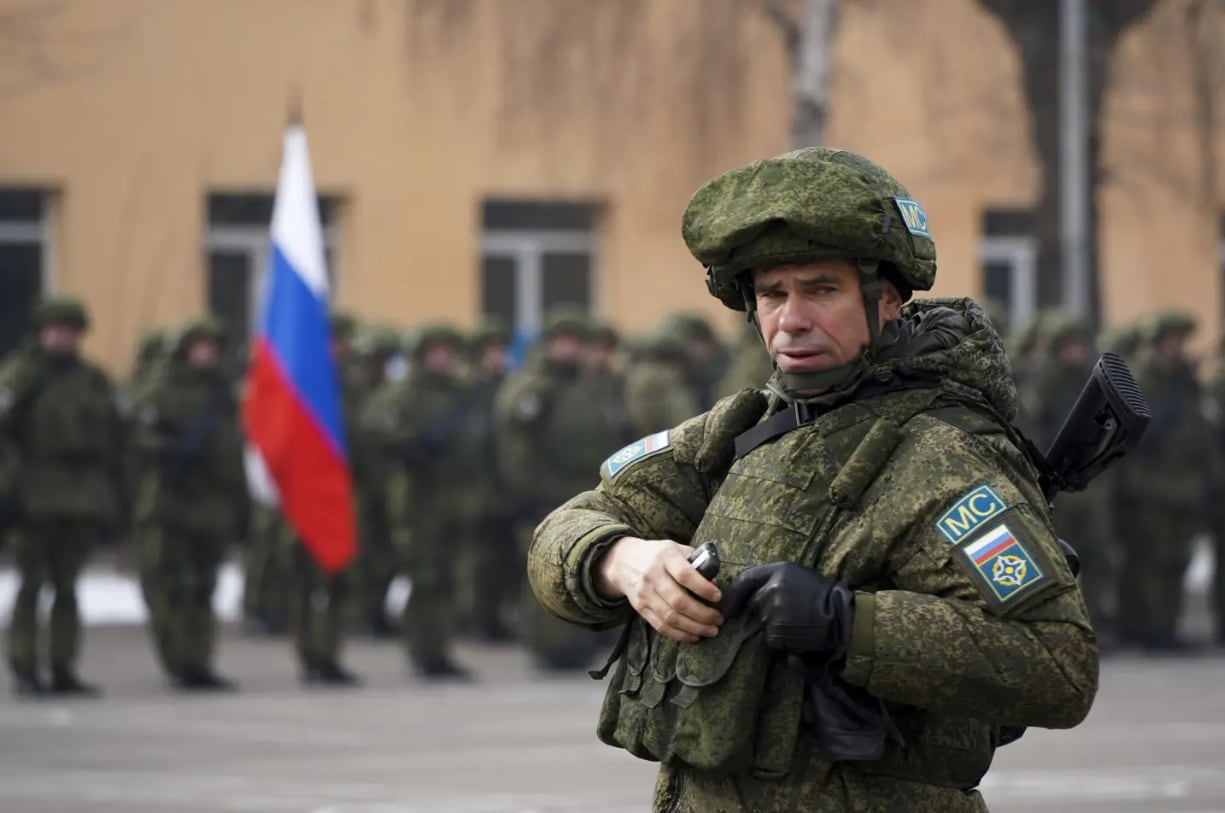 Un oficial ruso de las fuerzas de paz. (Vladimir Tretyakov/NUR.KZ vía AP)