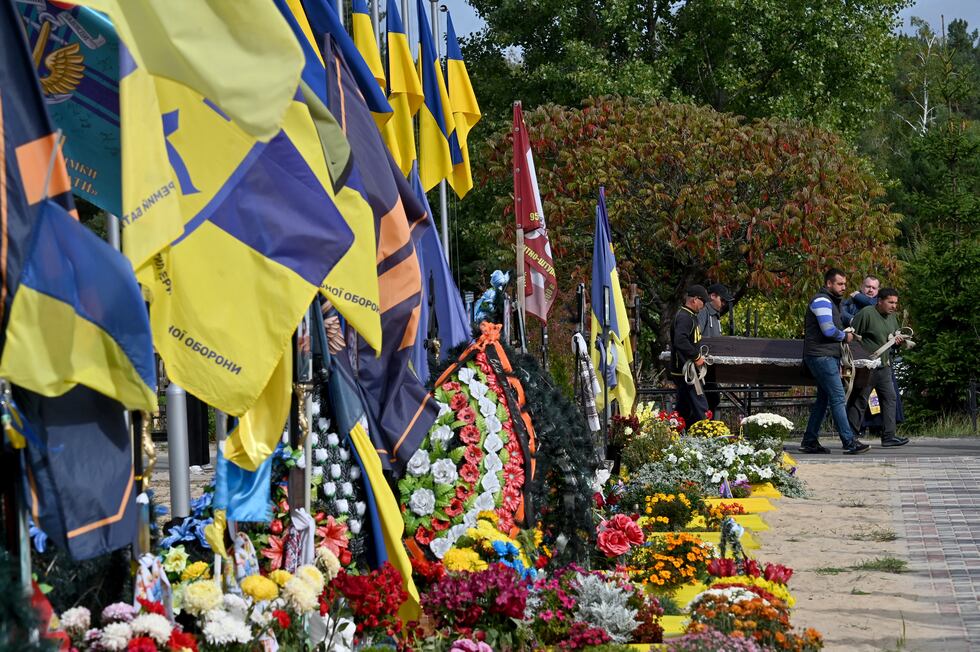 Esta fotografía muestra a un grupo de personas que lleva un ataúd que contiene el cuerpo del militar ucraniano Spartak Yarkin, que fue asesinado por un francotirador ruso en Bucha en marzo de 2022. (Foto de Sergei SUPINSKY / AFP)