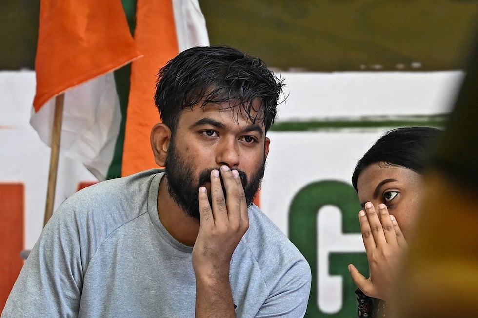 El fundador del Partido Janata de la Cucaracha (CJP), Abhijeet Dipke (izquierda), inicia una huelga de hambre indefinida exigiendo la dimisión del ministro de Educación de la India, Dharmendra Pradhan, por presuntas irregularidades en el examen NEET en Nueva Delhi el 19 de julio de 2026. La esposa de un activista indio en huelga de hambre, llevado a un hospital contra su voluntad, acusó al gobierno el 19 de julio de "detención ilegal" disfrazada de atención médica. La policía de Nueva Delhi trasladó por la fuerza al activista Sonam Wangchuk a un hospital el 18 de julio por problemas de salud tras una huelga de hambre de 20 días en protesta contra el sistema de exámenes de la India. (Foto de Sajjad HUSSAIN / AFP)
