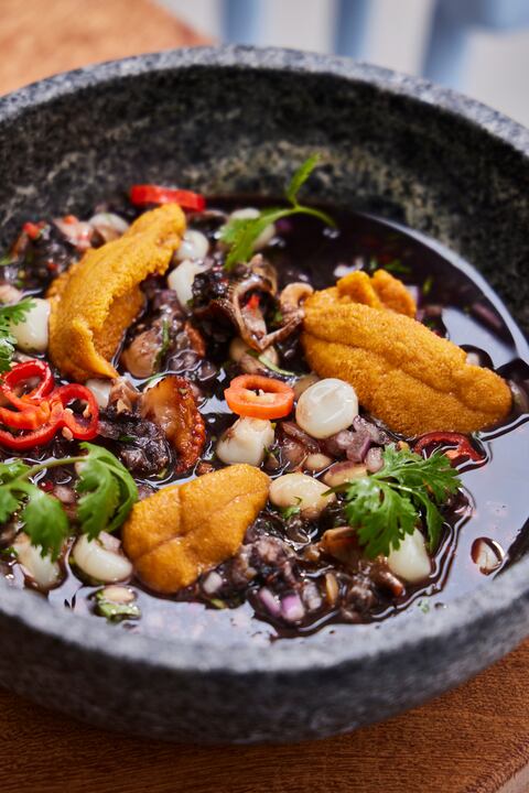 Propuestas como la de Almacén Cevichería apuestan por combinar insumos de la costa peruana, priorizando la frescura. El resultado son apetitosos cebiches, como esta versión con conchas negras y toques de erizo de mar.