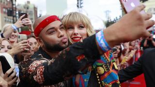 Taylor Swift desplegó carisma a su paso por la alfombra roja de los MTV VMAs