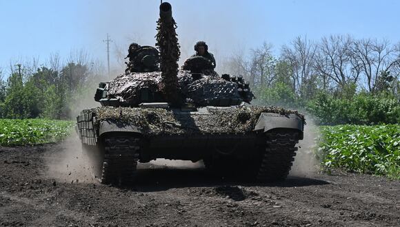 Militares ucranianos viajan en un tanque no lejos de la línea del frente en la región de Kharkiv, el 6 de julio de 2023, en medio de la invasión rusa de Ucrania. (Foto de SERGEY BOBOK / AFP).