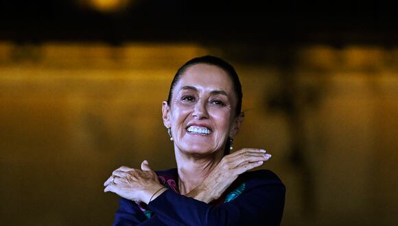 La candidata presidencial de México por el partido Morena, Claudia Sheinbaum, celebra tras los resultados de las elecciones generales en la Plaza Zócalo de la Ciudad de México, el 3 de junio de 2024. (Foto de Alfredo ESTRELLA/AFP)