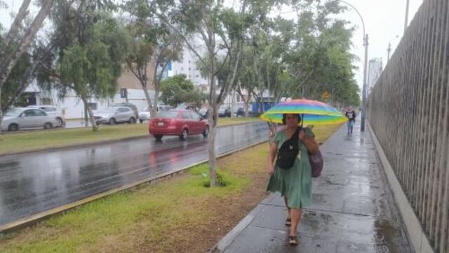 Lluvia ligera cae en varios distritos de Lima Metropolitana en el inicio del verano