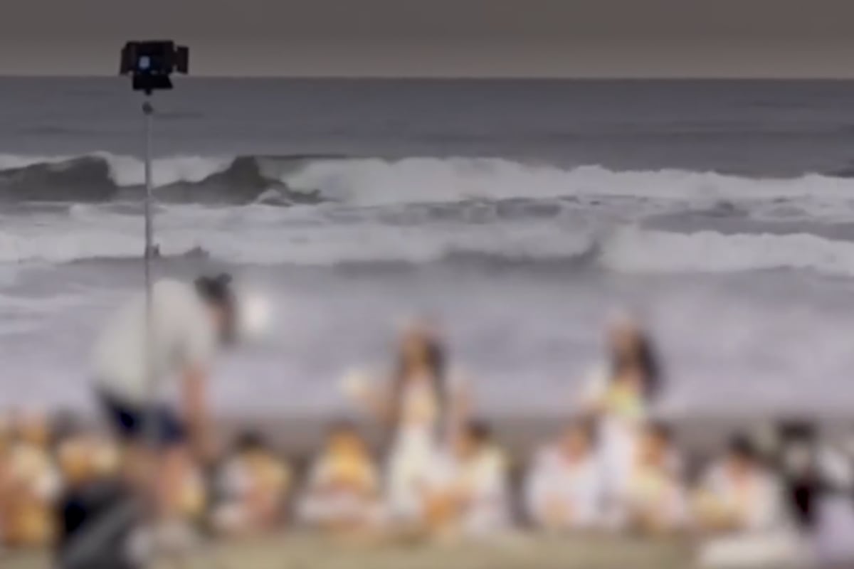 Una mujer y otro estudiante también resultaron heridos por el fuego de la fogata. Foto: captura América Noticias