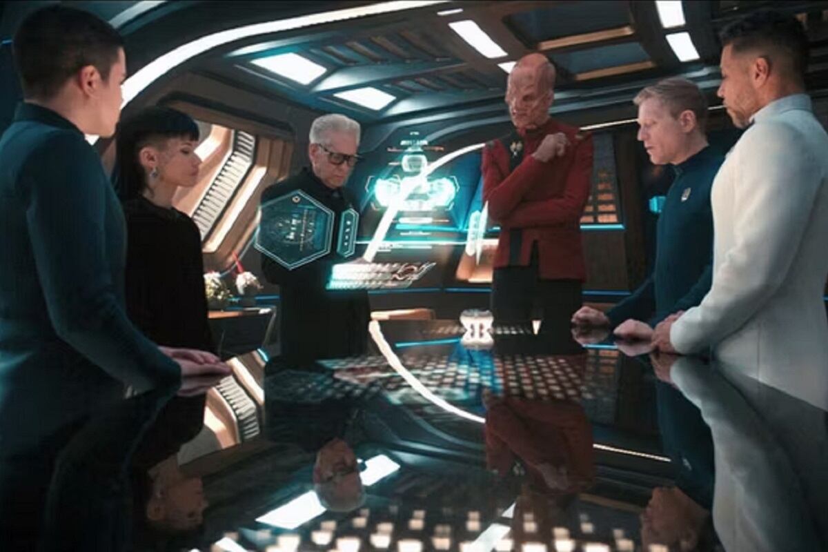 La tripulación del USS Discovery elaboran un plan para una nueva misión en la quinta y última temporada de "Star Trek: Discovery" (Foto: Paramount+)