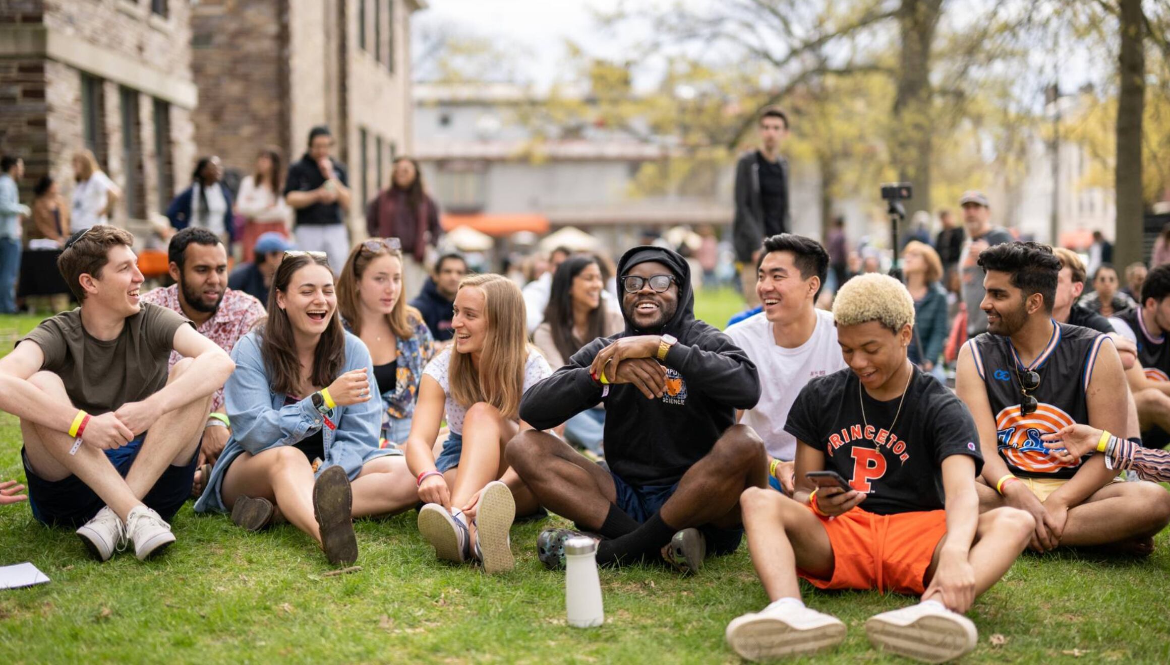 Un grupo de estudiantes de la Universidad de Princeton disfrutando de un alegre momento en el campus (Foto: Princeton University)