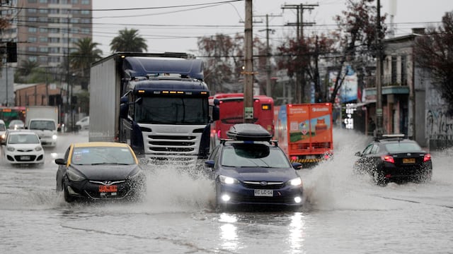 Chile en emergencia: al menos un muerto y 4.000 damnificados por intensas lluvias e inundaciones