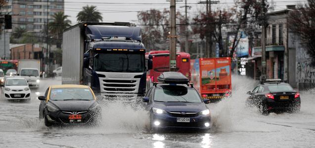 Miles de damnificados y caos por intensas lluvias en Santiago y el centro de país