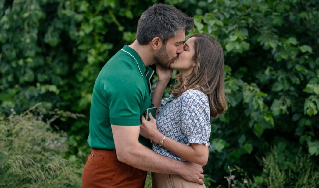 Andrés (Daniel Tatay) y Begoña (Natalia Sánchez) en un episodio de 'Sueños de libertad'.