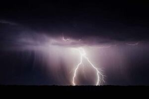 Brasil: un rayo mata a una mujer y deja siete heridos en playa de Sao Paulo