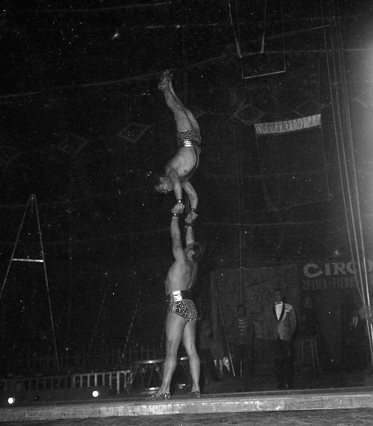 Los equilibristas daban la emoción con sus arriesgados saltos y proezas en la pista y en el aire. (Foto: Archivo Histórico de El Comercio)