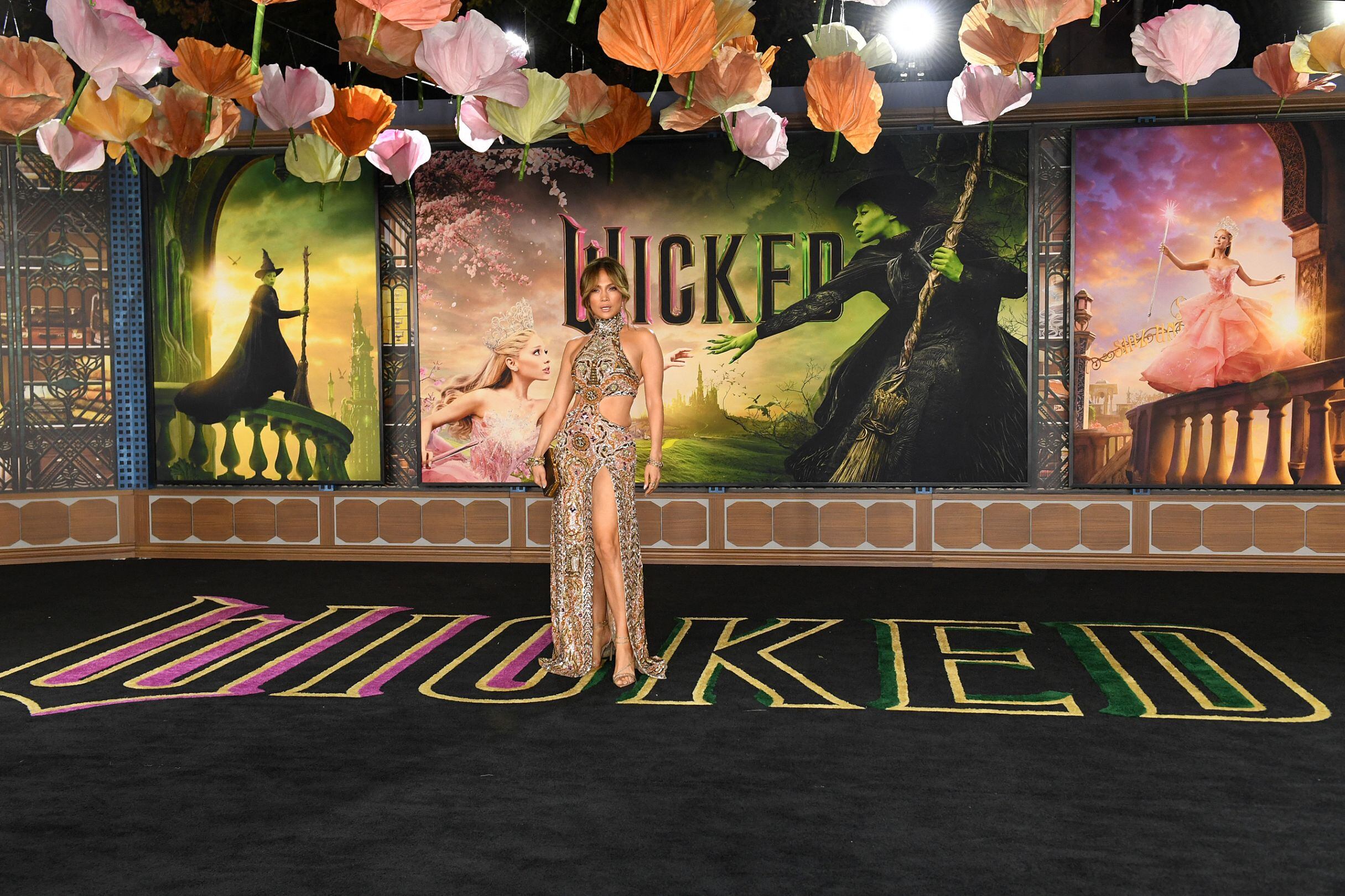En esta imagen aparece Jennifer Lopez posando para las cámaras durante la premiere de ‘Wicked’. (Foto: Valerie Macon / AFP)