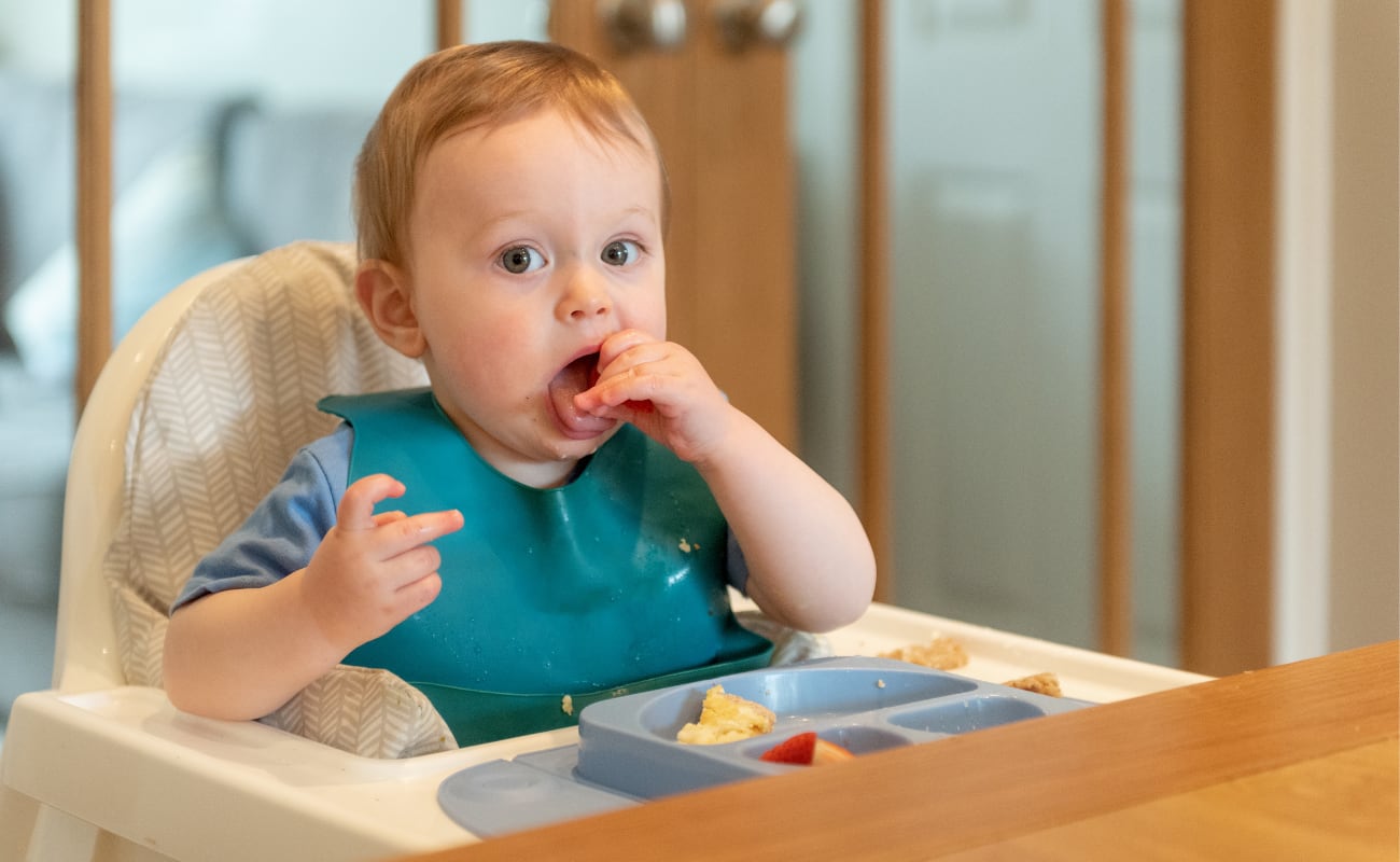 El baby led weaning (BLW) permite que los bebés se alimenten solos desde el inicio de la alimentación complementaria, sin necesidad de papillas. Este método fomenta la autonomía, la exploración de sabores y texturas, y facilita la transición a la comida familiar.