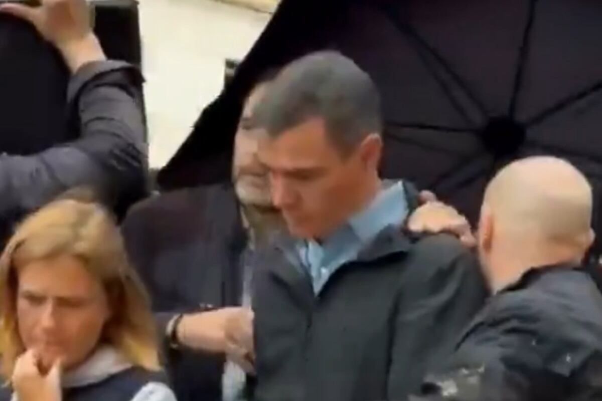 El presidente de Gobierno español, Pedro Sánchez, es evacuado del municipio de Paiporta, en Valencia, el 3 de noviembre de 2024, tras protestas de vecinos en la zona afectada por la DANA. (Captura de Adrián Edo Galindo / X @apuntnoticies)