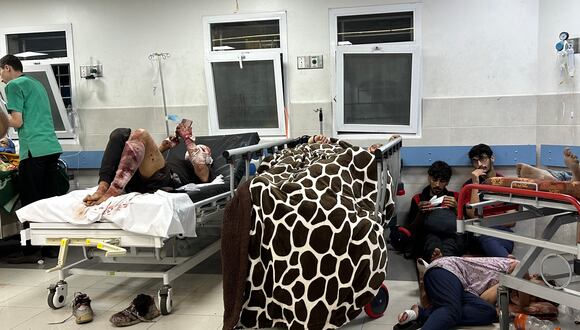 Los pacientes descansan en el hospital Al-Shifa en la ciudad de Gaza el 10 de noviembre de 2023, en medio de las batallas en curso entre Israel y el movimiento palestino Hamas. (KHADER AL ZANOUN / AFP).