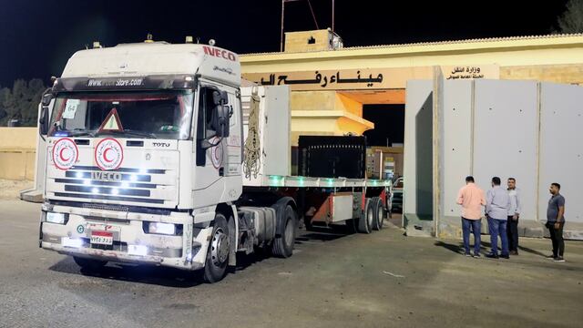 Llega un camión con combustible a la frontera de Gaza para abastecer vehículos de la UNRWA