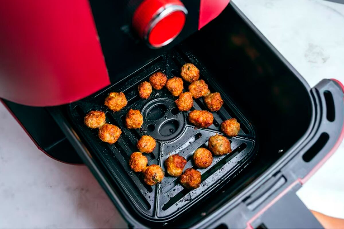 Se recomienda limpiar el air fryer después de cada uso para eliminar los restos de comida y olores. (Foto: @shutterphu / Freepick)