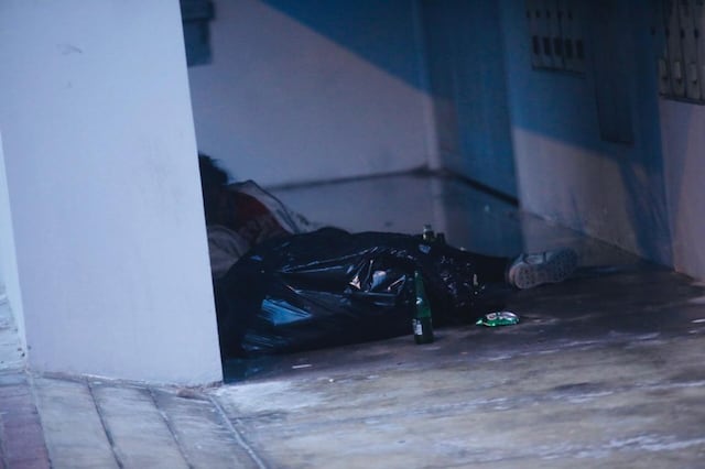 Algunas personas bebieron en exceso y terminaron inconscientes sobre la acera. (Foto: @photo.gec)