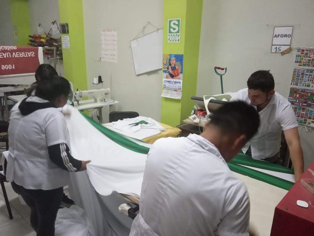 Emprendedores de Gamarra se encargaron de la confección de la bandera.