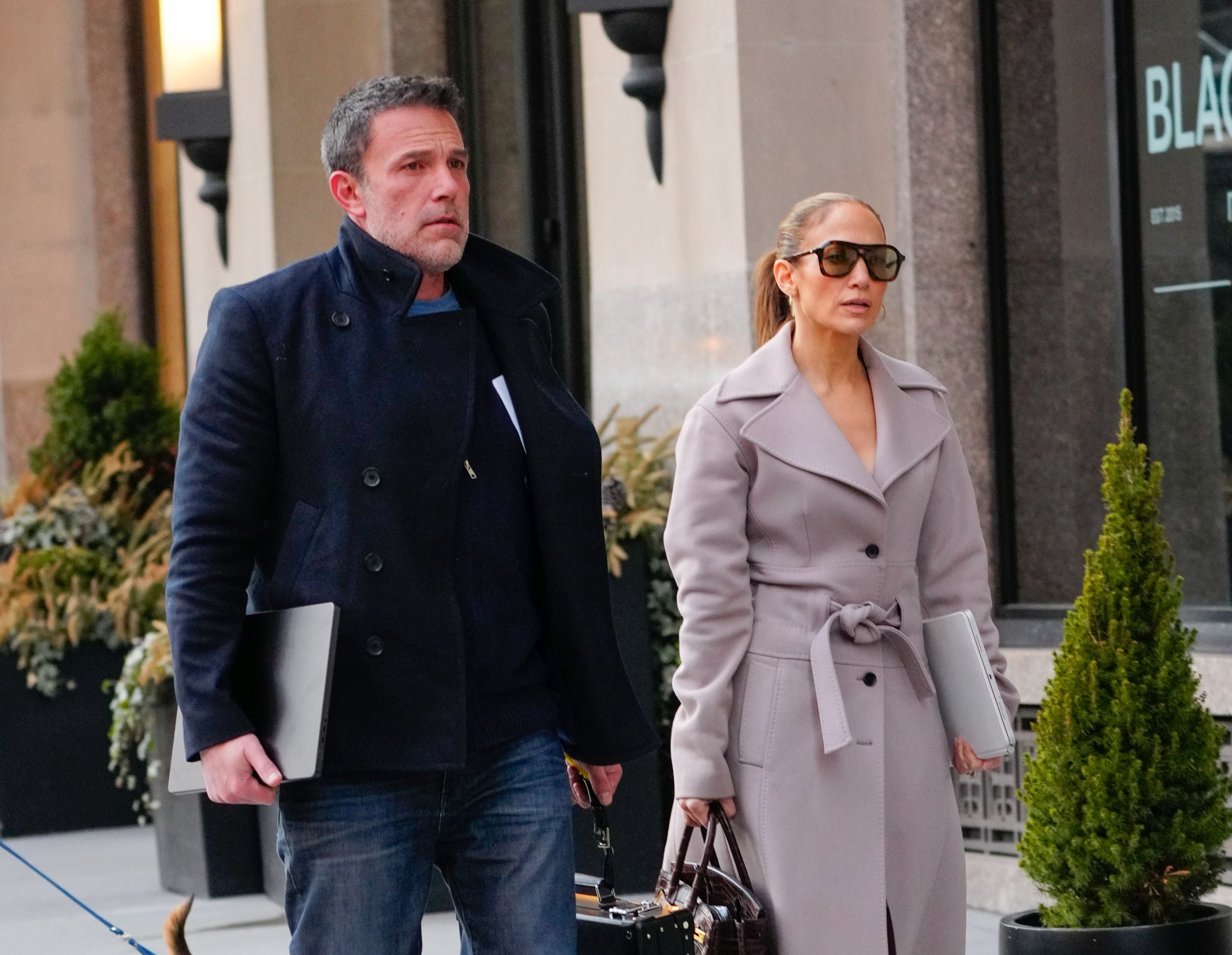Ben Affleck y Jennifer Lopez caminando por una calle de New York, cuando ambos eran una pareja. Ahora los dos afrontan un proceso de divorcio. (Foto: Gotham / GC Images / Getty Images)