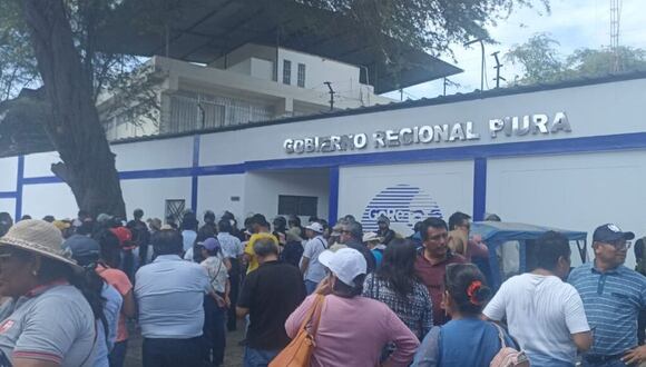 Más de 500 profesores bloquearon vías de la región Piura para exigir el pago de su sueldo. (Foto: Walac Noticias/X)