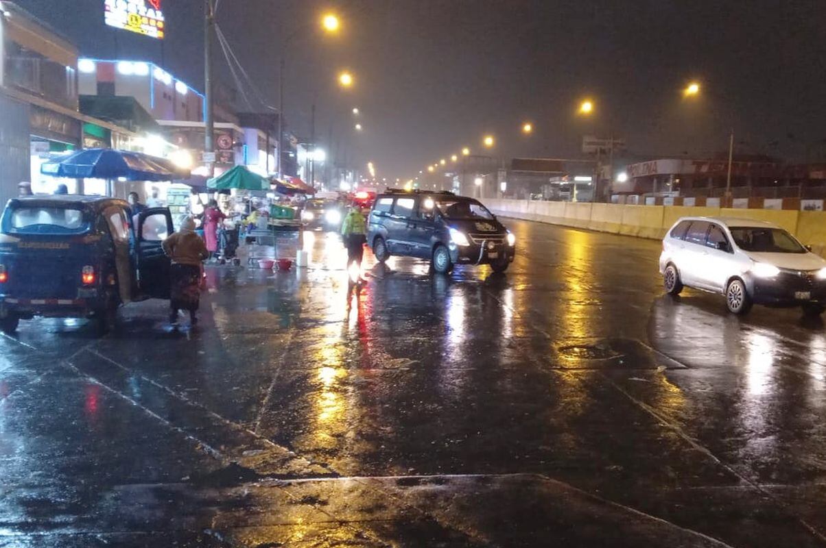 Debido a las pistas mojadas, se exhorta a los conductores, ciclistas y peatones desplazarse con cuidado. Foto: Senamhi X