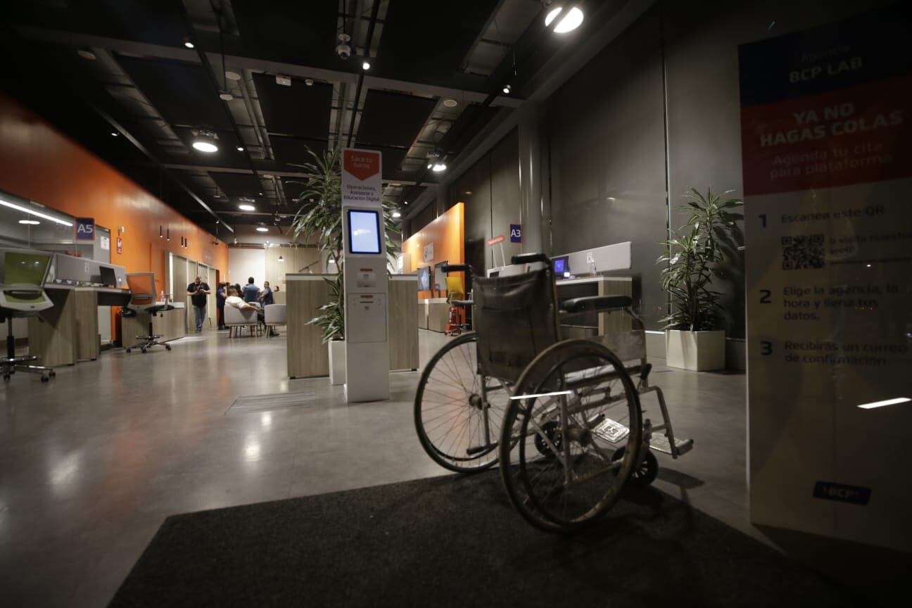 La silla de ruedas que utilizó el falso cambista con discapacidad permaneció abandonada en la agencia bancaria. Foto: César Bueno.