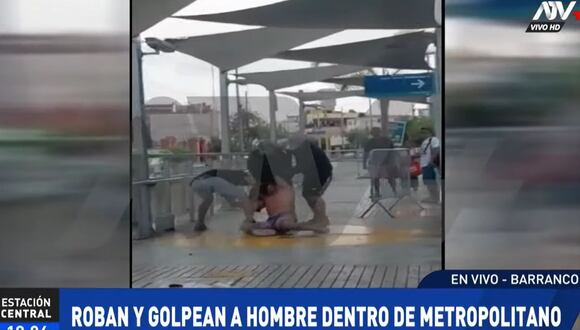 Tres sujetos atacaron a golpes a hombre en la estación Bulevar del Metropolitano, en Barranco. (Foto: ATV+)