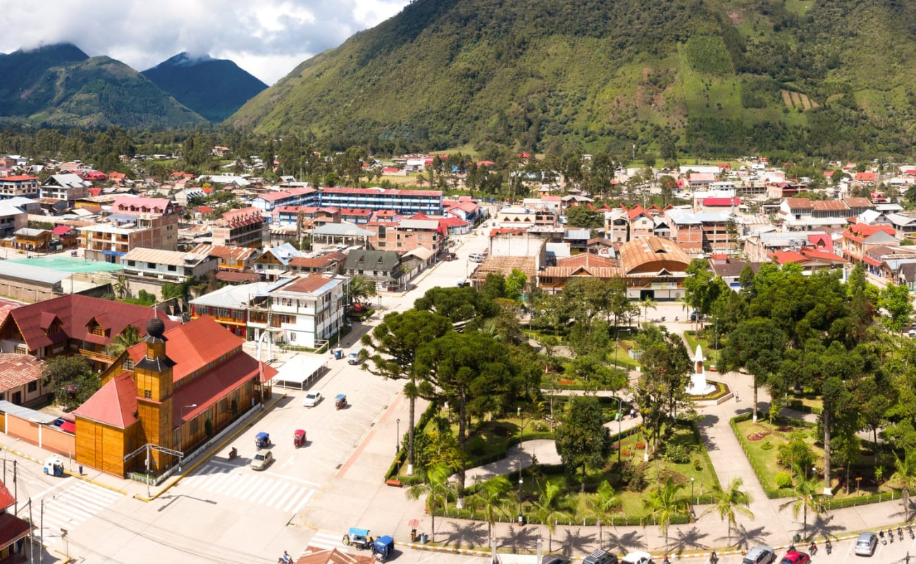 Oxapampa está rodeada de hermosos paisajes naturales, como bosques, ríos y montañas. Explorar los alrededores y realizar caminatas por los senderos naturales es otra opción económica y gratificante para disfrutar de la belleza de la región. (¡A viajar! Red Bus)