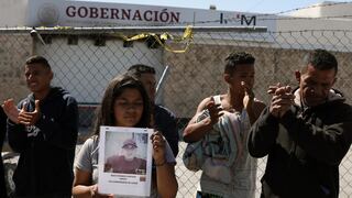 México: Migrantes realizan vigilia tras incendio en estación del INM