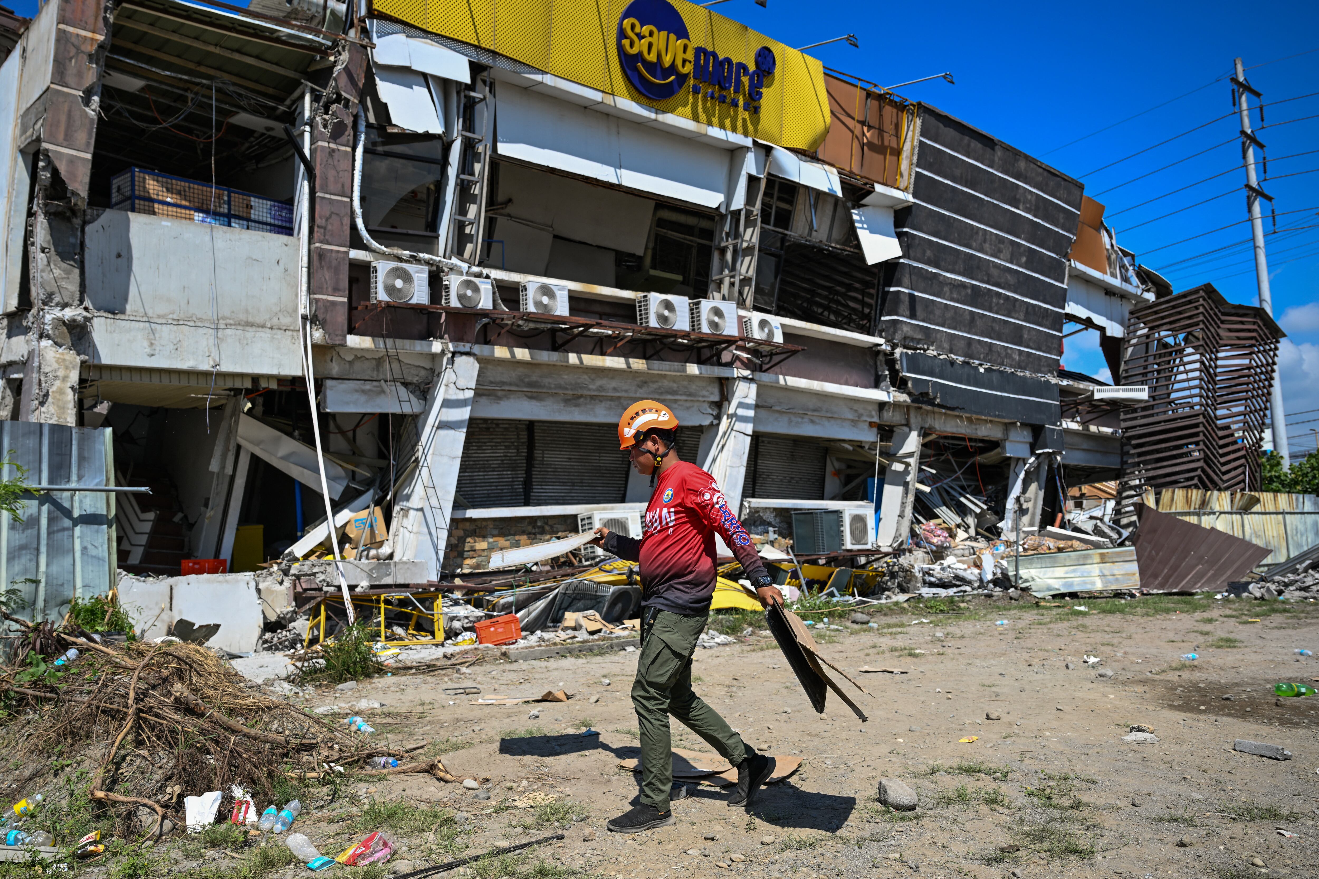 Un rescatista se prepara para participar en las operaciones de búsqueda y rescate frente a un edificio derrumbado tras un terremoto de magnitud 7,8 en la ciudad de General Santos el 9 de junio de 2026. (Foto de Jam STA ROSA / AFP).