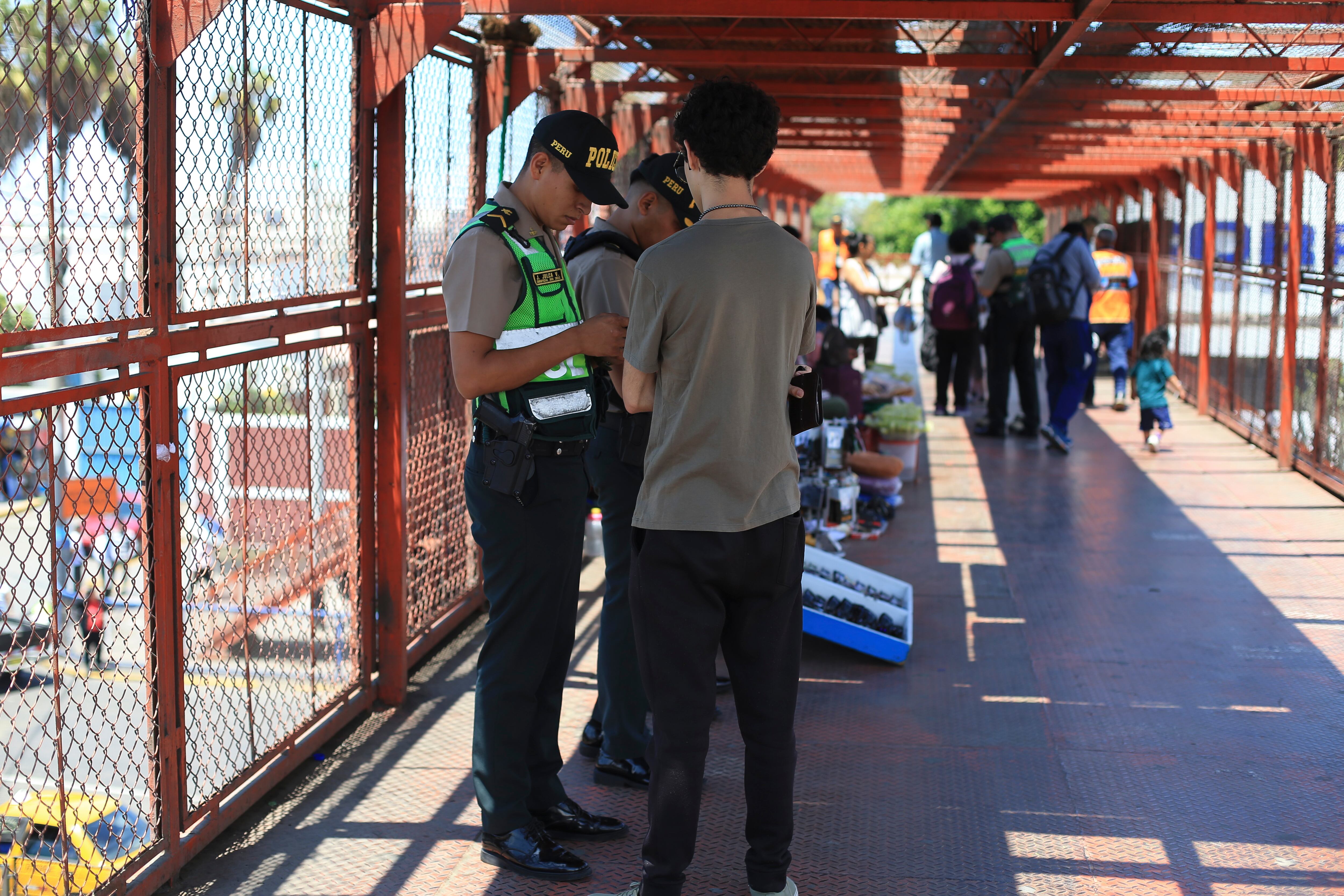 Policías controlan identidad en puente Aduanas. Foto: César Bueno.