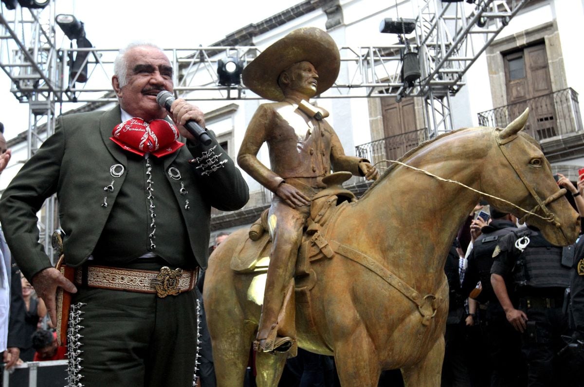 La vez que Vicente Fernández estuvo en la inauguración de una estatua de tamaño natural en su honor, en la plaza de los Mariachis en Guadalajara, estado de Jalisco, México, a 6 de octubre de 2019 (Foto: Ulises Ruiz / AFP)
