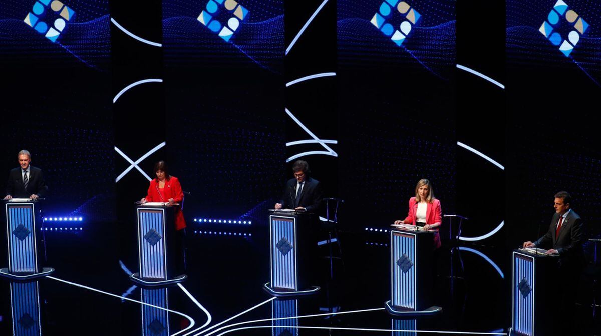 Los cinco candidatos a la Presidencia de Argentina participan en el segundo debate electoral, en Buenos Aires, Argentina, 08 de octubre de 2023. Los candidatos presidenciales debatieron, entre otros temas, sobre seguridad, trabajo y vivienda | Foto: EFE/EPA/Agustin Marcarian