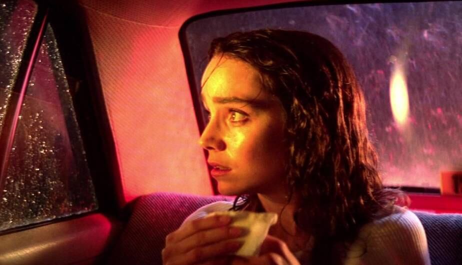 La protagonista, en un auto, cuando llega a Alemania (Foto: Seda Spettacoli)