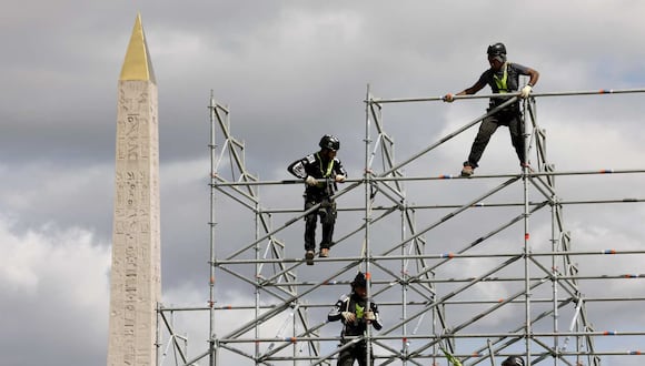 Trabajadores construyen las graderías que estarán ubicadas frente al Obelisco de Luxor en la Plaza de la Concordia de Paris, a semanas de las Olimpiadas 2024.